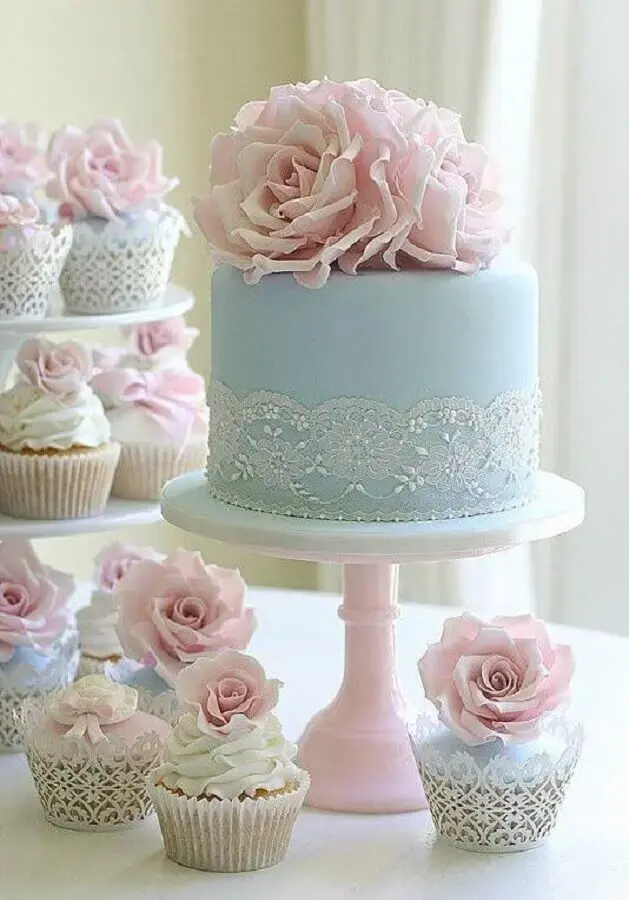 delicado bolo decorados com flores para decoração de casamento azul e rosa Foto Ella Hoy