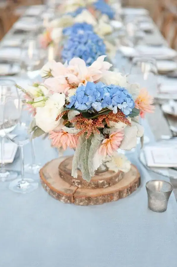 delicados arranjos de flores para decoração de casamento azul e branco Foto Wedding Themes