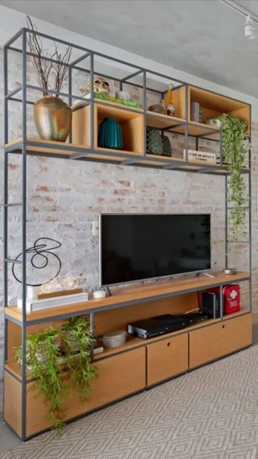 estante industrial ferro e madeira para sala decorada com parede de tijolo à vista Foto Pinterest