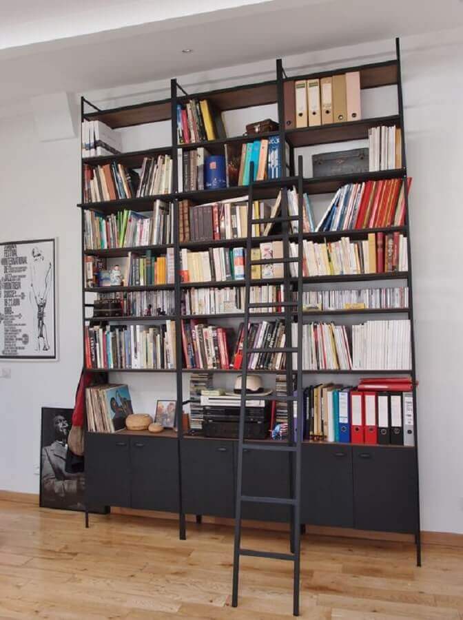 estante industrial preta para livros Foto Archzine