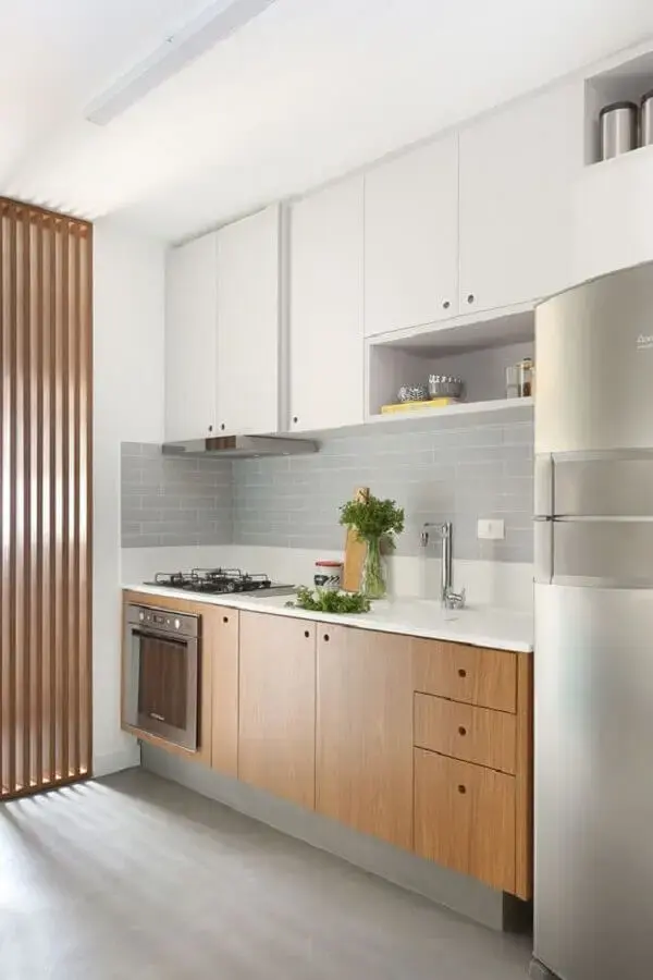 faixa de azulejo para cozinha moderna pequena com armários de madeira e armário aéreo branco Foto Pinterest