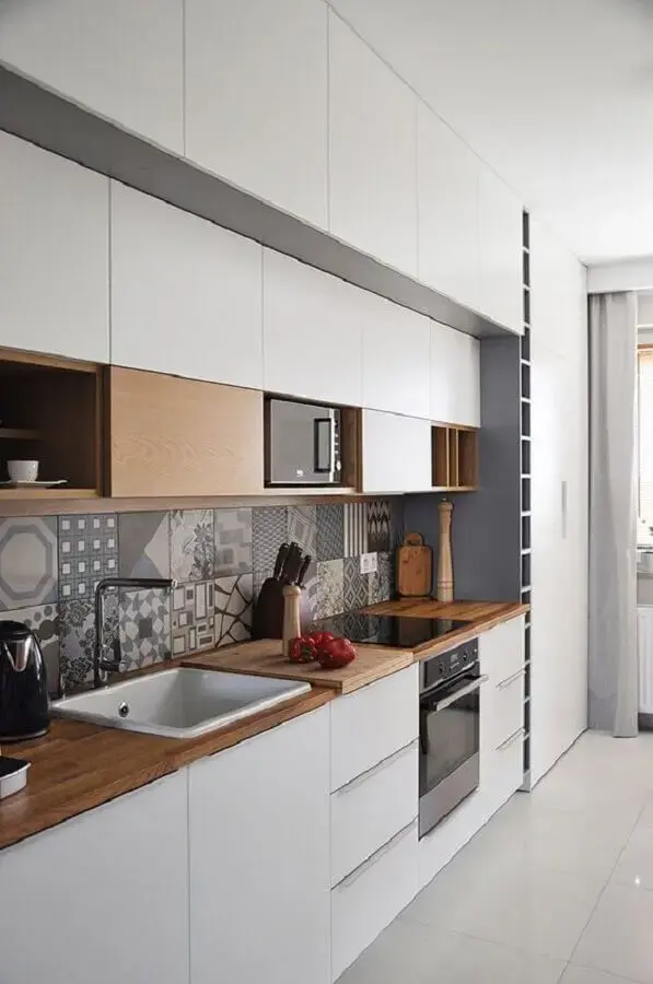 faixa para cozinha moderna com bancada de madeira e armários brancos Foto Pinterest