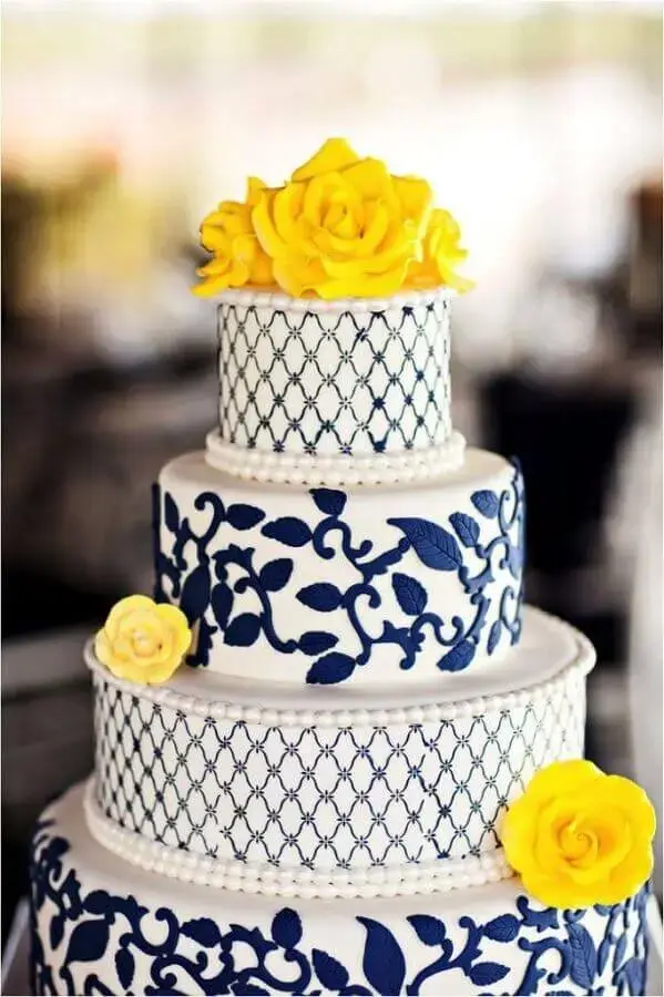flores amarelas para decoração de bolo de casamento azul e branco Foto Weddbook