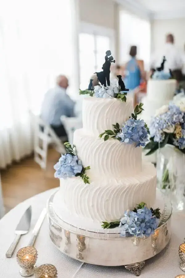 blue flowers for blue and white wedding cake decoration Photo Gabbie Burseth Photography