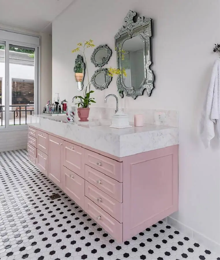 gabinete de banheiro planejado na cor rosa pastel com design retrô Foto Futurist Architecture