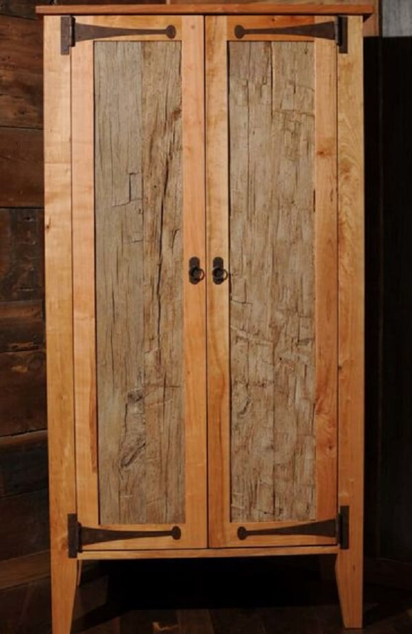 Guarda roupa feito de pallet com duas portas