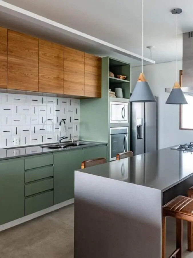 ilha cinza para decoração de cozinha verde com armário aéreo de madeira Foto Casa 100 Arquitetura