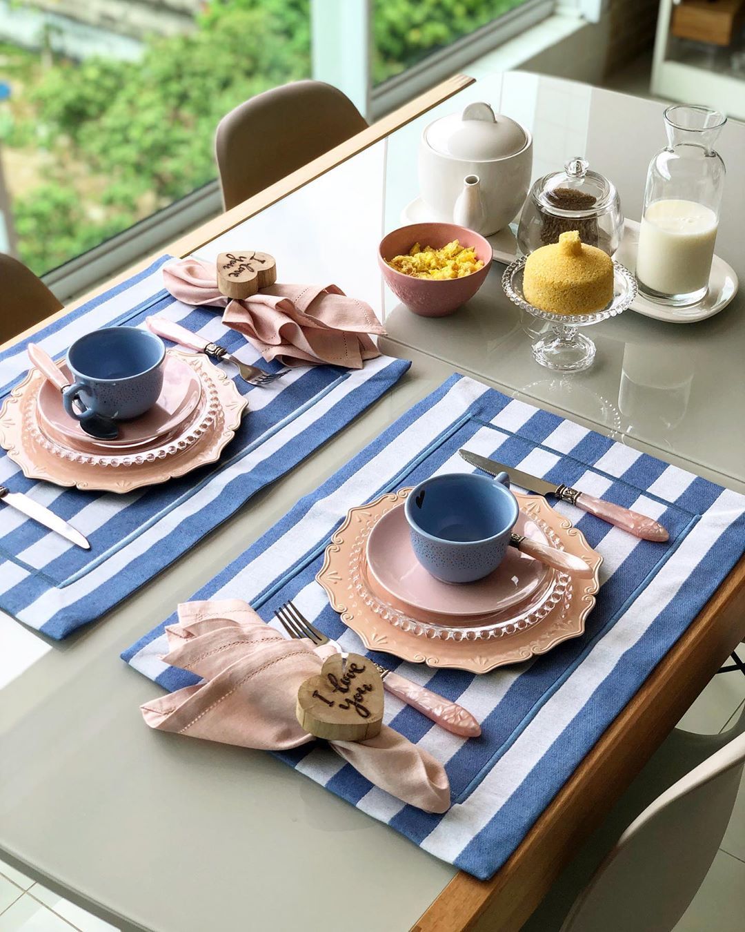 Caminho de mesa, guardanapo ou jogo americano de cozinha em tecido com  prato, talheres e copos