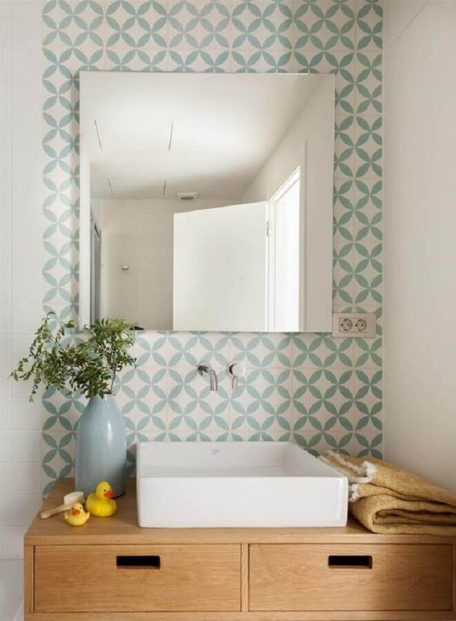 lavabo decorado com papel de parede verde menta Foto El Mueble