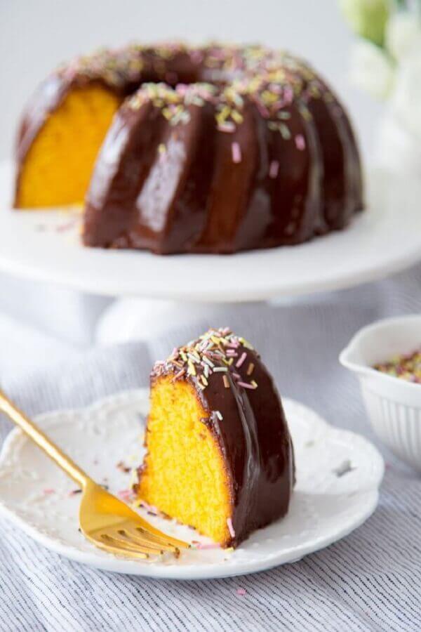 lindo bolo de cenoura com cobertura de chocolate e confeitos coloridos Foto Danielle Noce