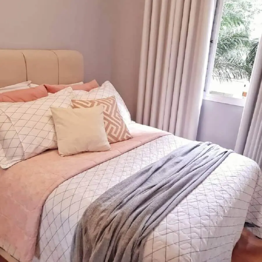 manta peseira cinza para quarto rosa decorado com várias almofadas Foto Nosso Ap Alugado