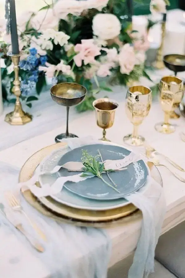 mesa com decoração de casamento azul e dourado Foto Weddbook