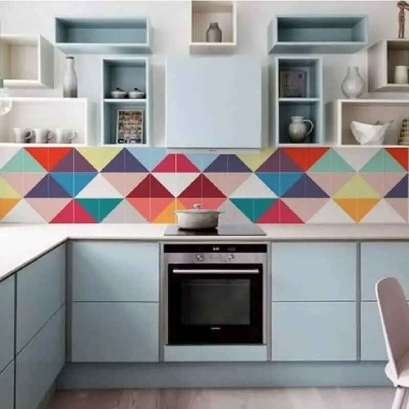 modelo colorido de faixa decorativa para cozinha planejada com vários nichos Foto Pinterest