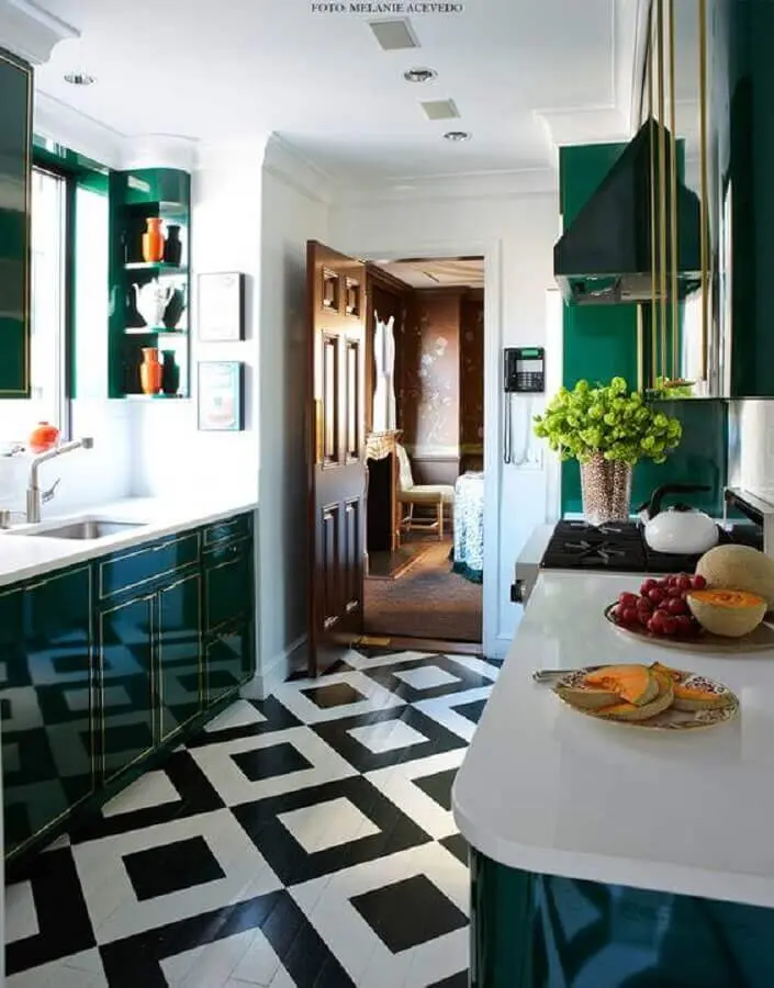 modelo de armário de cozinha verde escuro com detalhes dourados Foto Living Gazette