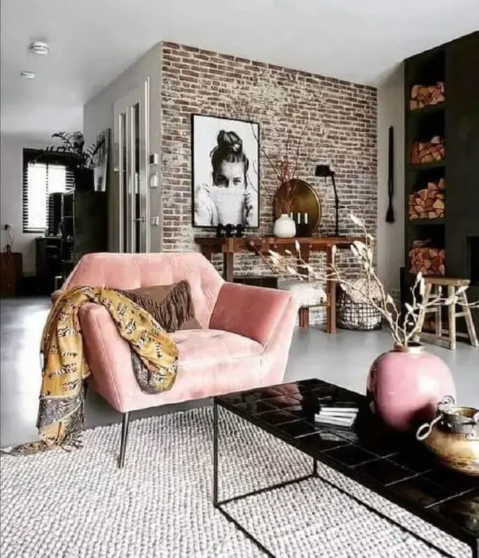 modelo rosa de poltrona para sala decorada com parede de tijolinho rústica Foto Pinterest