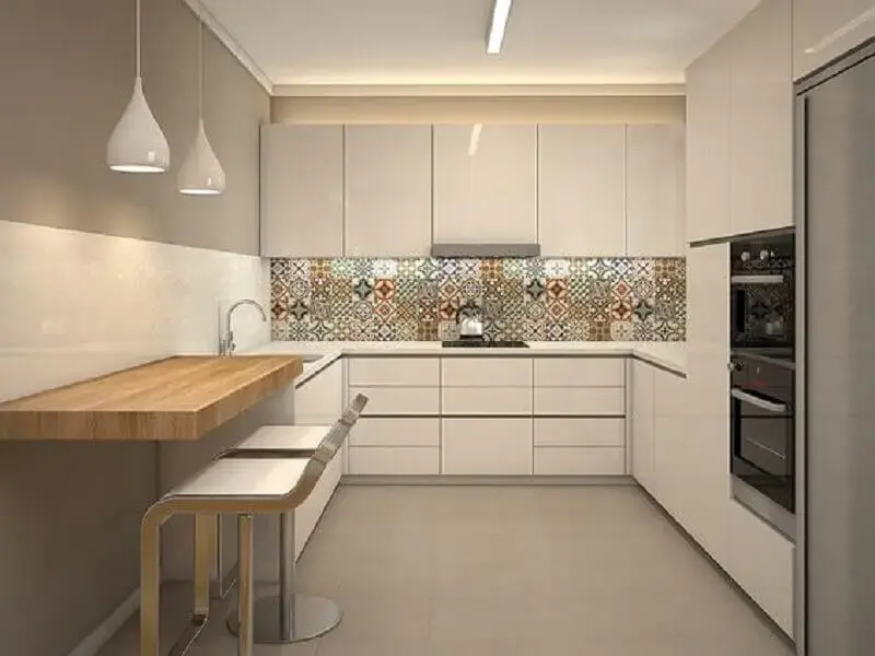 modelos de cozinha em U decorada com ladrilho hidráulico e pendente branco Foto Homify