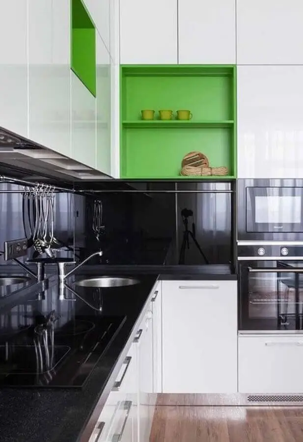 nichos verdes para decoração de cozinha planejada com armários brancos e bancada preta Foto Pinterest