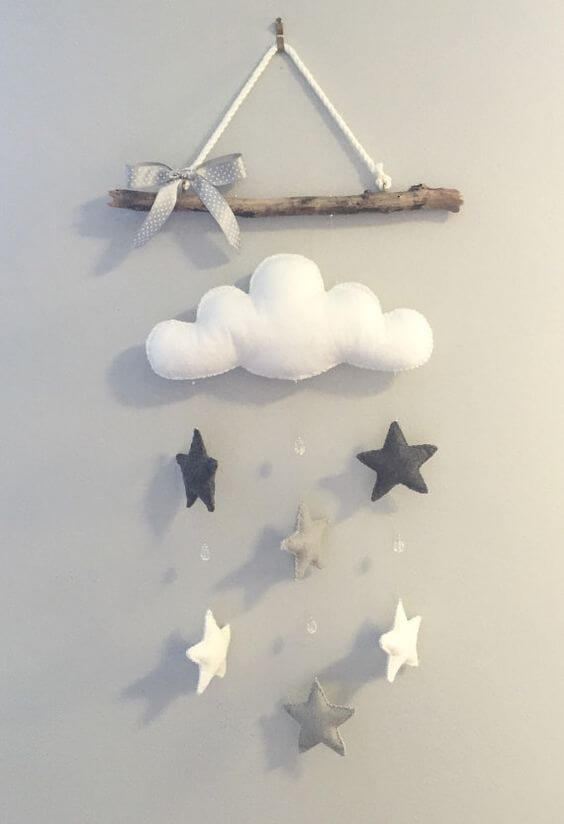 Nuvem de feltro com estrelas no quarto infantil