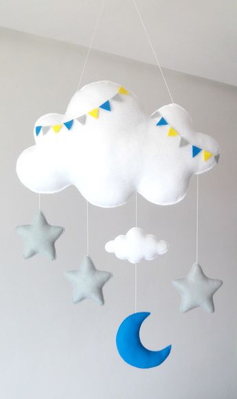 Decoração de quarto de bebê com nuvens e estrelas