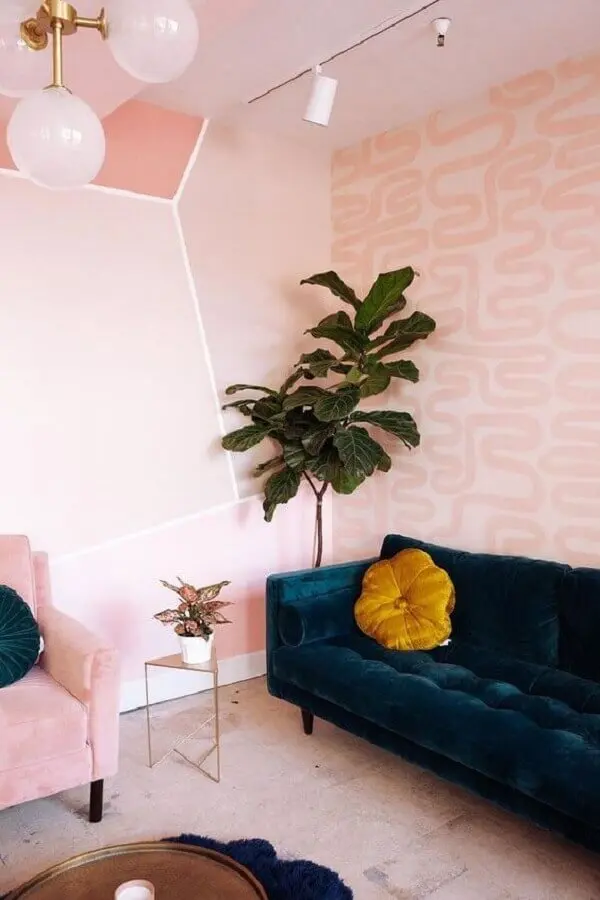 papel de parede rosa pastel para sala decorada com sofá azul marinho Foto The Design Files