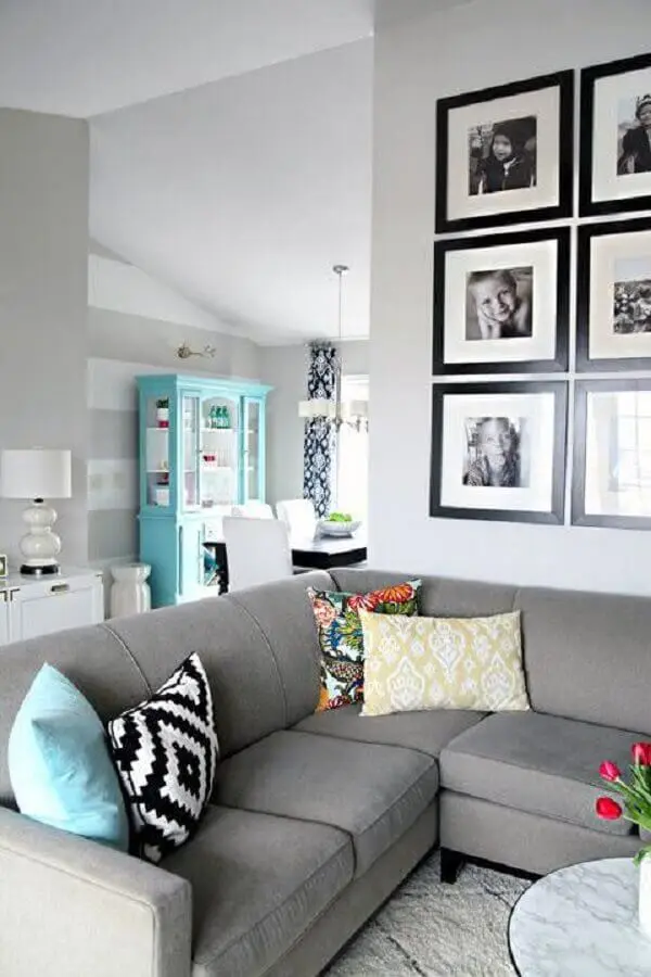 parede com quadros de fotografia para sala decorada com sofá de canto cinza Foto ArchZine