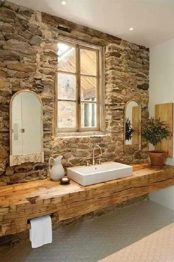 parede de pedra para decoração de banheiro rústico com bancada de madeira Foto Sua Decoração