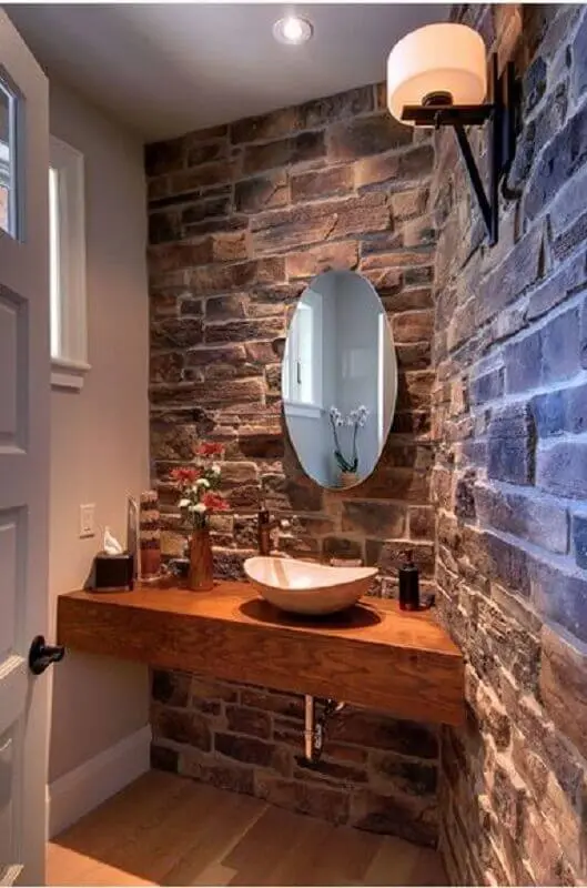 parede de tijolo à vista para decoração de banheiro rústico com bancada de madeiraFoto Pinterest