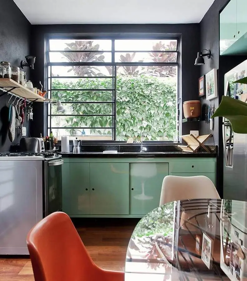 parede preta para decoração de cozinha verde claro Foto CoachDecor