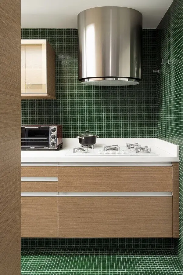 pastilhas para decoração de cozinha verde escura com armários planejados de madeira Foto Your House Idea