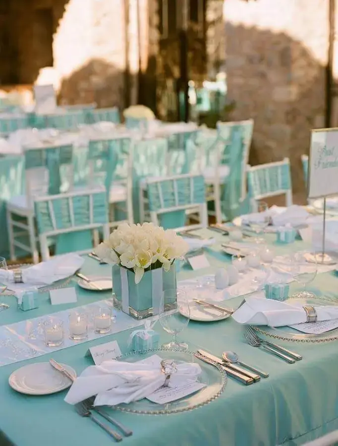 pequeno arranjo de flores brancas para decoração de casamento azul tiffany Foto Pinterest