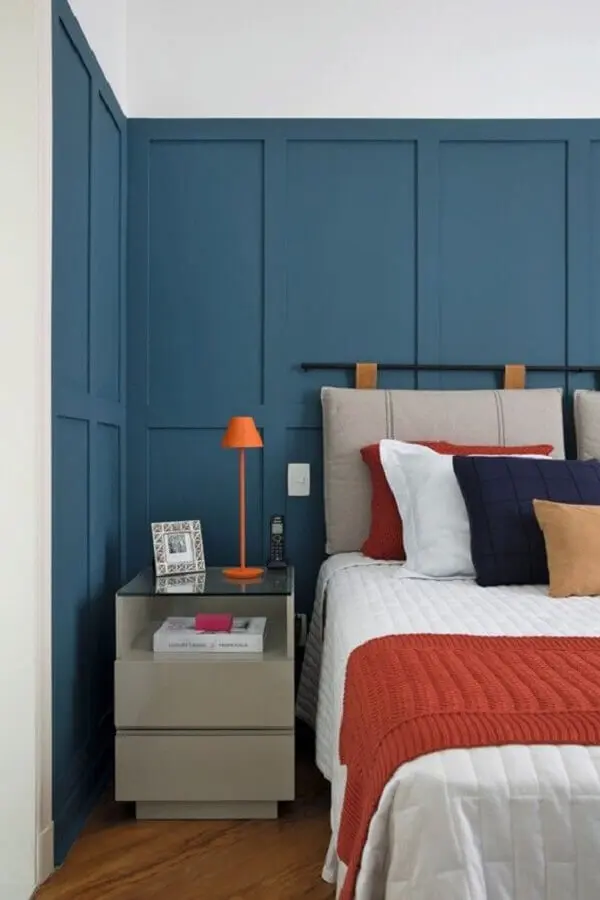 peseira com almofadas para decoração de quarto de casal moderno com parede azul Foto Casa e Jardim