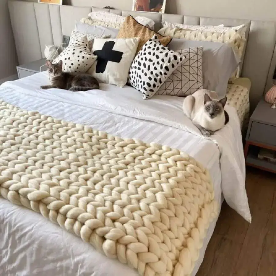peseira de tricô gigante para cama decorada com várias almofadas Foto Casa Casal 20