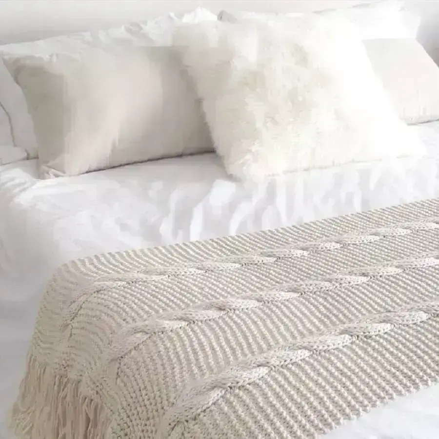 peseira de tricô para cama toda arrumada com roupa de cama branca Foto Pinterest