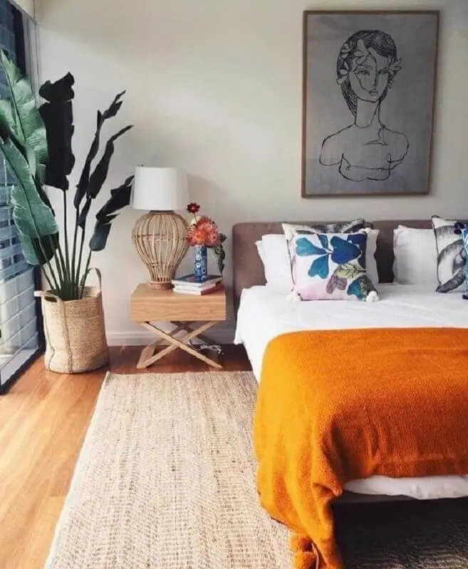 peseira laranja para decoração de quarto de casal com vaso de planta grande Foto Conexão Décor