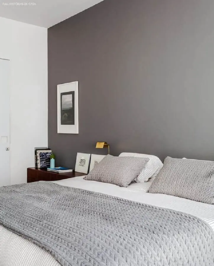 peseira para camas em quarto de casal decorado em cinza e branco Foto Histórias de Casa