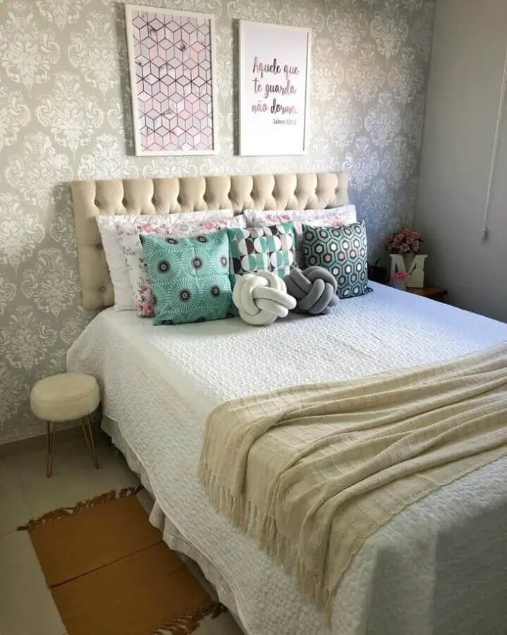 peseira para quarto simples decorado com cabeceira capitonê e várias almofadas Foto Casa 255