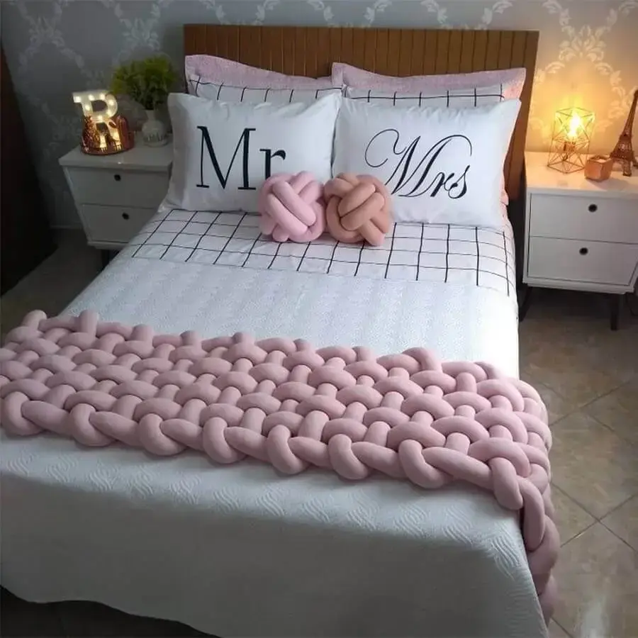 peseira trançada de tricô gigante para quarto de casal branco e rosa Foto Casa Prático