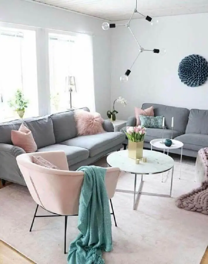 poltrona e almofadas rosa pastel para decoração de sala com sofá cinza Foto Revista VD