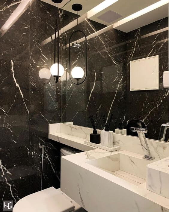 Banheiro com porcelanato marmorizado preto e branco 
