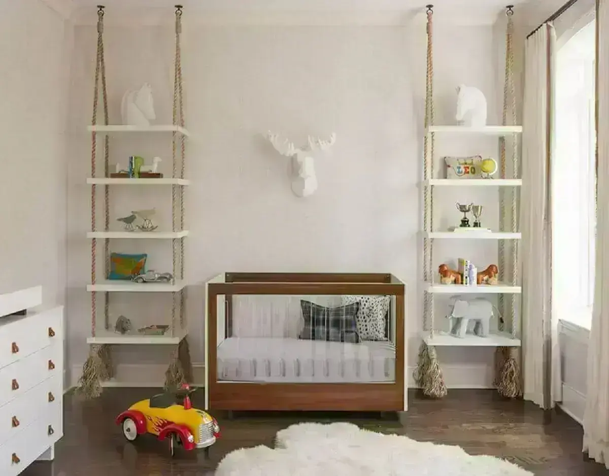 prateleira suspensa para quarto de bebê todo branco com detalhes em madeira Foto ELLE Decoration