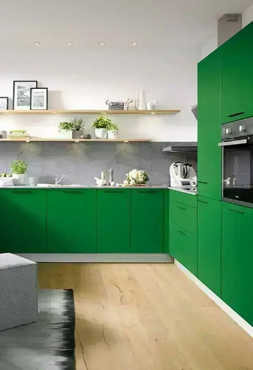 prateleiras de madeira com iluminação embutida para cozinha planejada verde esmeralda Foto Martha Stewart