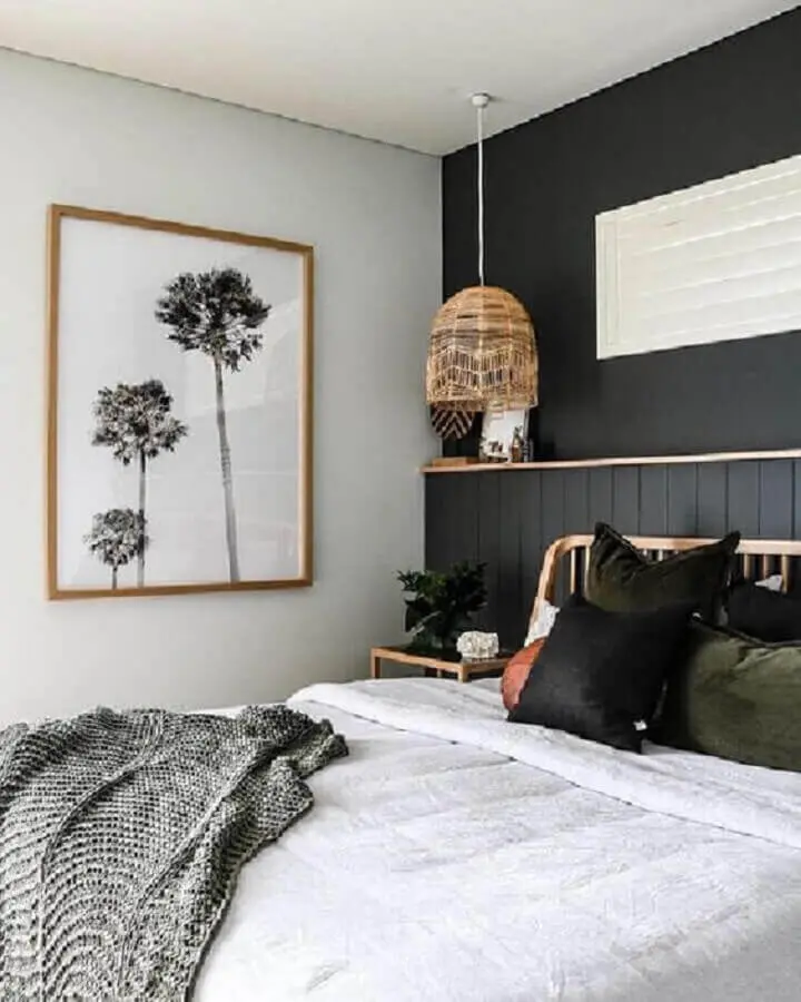 quadro de parede para quarto preto e branco com luminária rústica Foto Pinterest