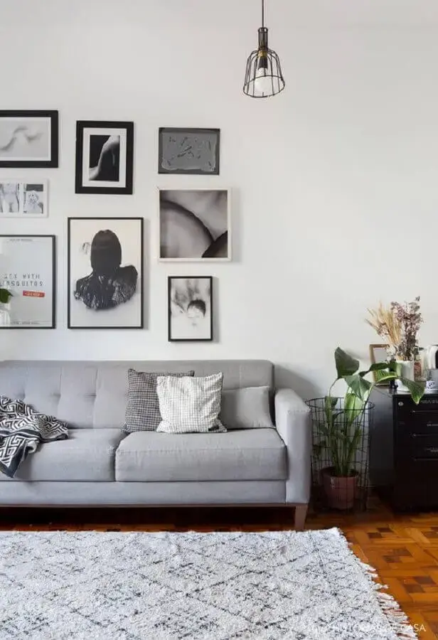 quadro para parede de sala simples com sofá cinza Foto Histórias de Casa