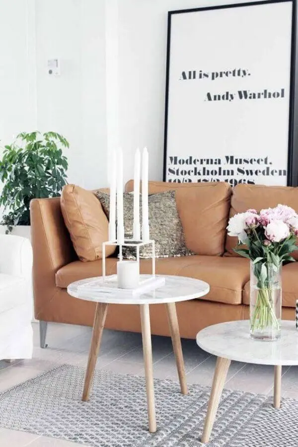 quadros com frases grande para decoração de sala com mesa de mármore e sofá de couro marrom Foto Pinterest