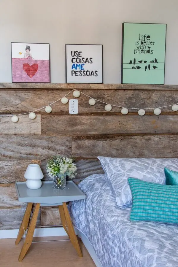 quadros com frases para quarto decorado com cabeceira de madeira Foto Danyela Corrêa