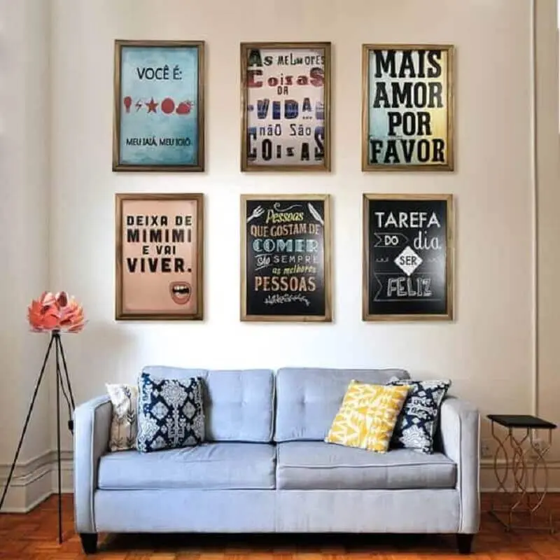 quadros com frases para sala simples com sofá cinza Foto Revista Artesanato