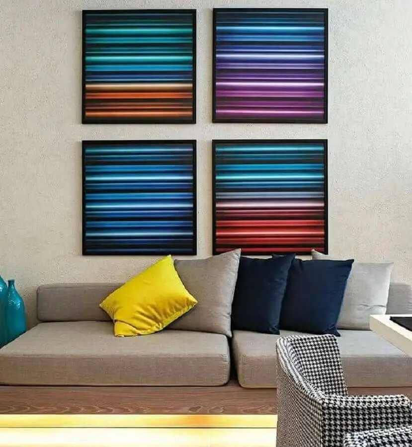 quadros de parede decorativos para sala com sofá cinza Foto Webcomunica