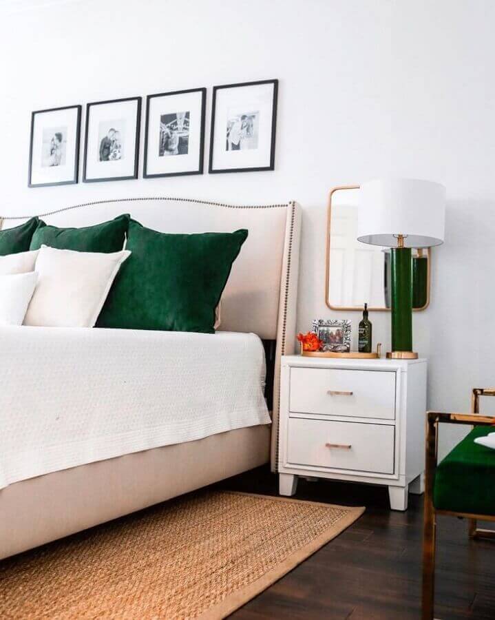 quarto de casal branco decorado com abajur e almofadas verde esmeralda Foto Cameron Proffitt-Hill