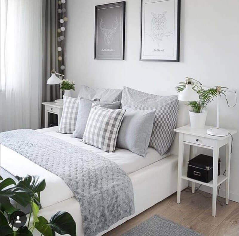 quarto de casal clean decorado com peseira Foto Fantastic Furniture