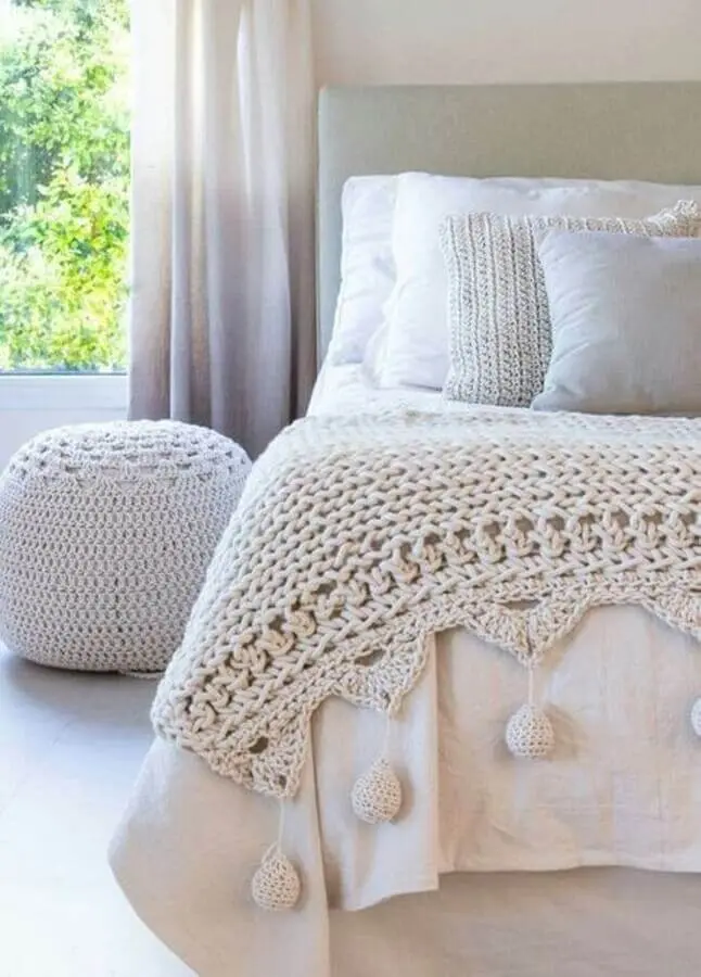 quarto de casal clean decorado com puff e peseira de crochê Foto Pinterest